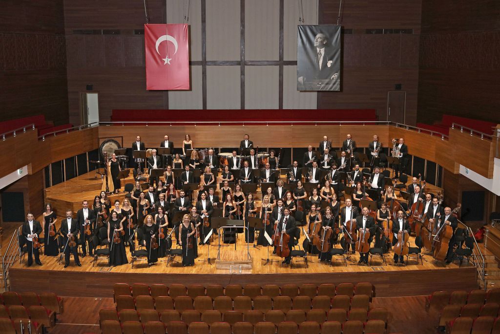 Ο Γιώργος Νταλάρας με τη Συμφωνική Ορχήστρα της Σμύρνης στο Ηρώδειο