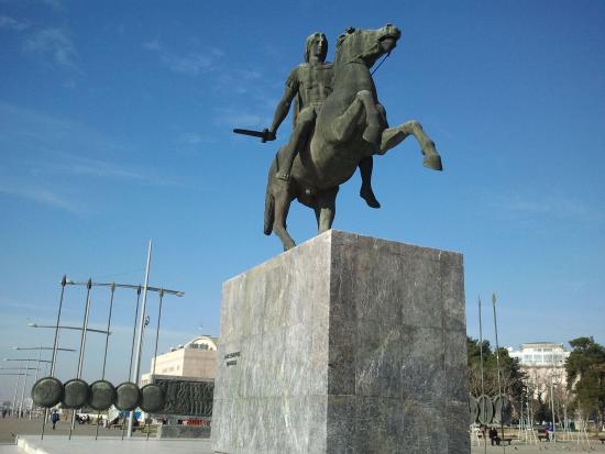Βεβήλωσαν το άγαλμα του Μεγάλου Αλεξάνδρου στη Θεσσαλονίκη [Εικόνες]