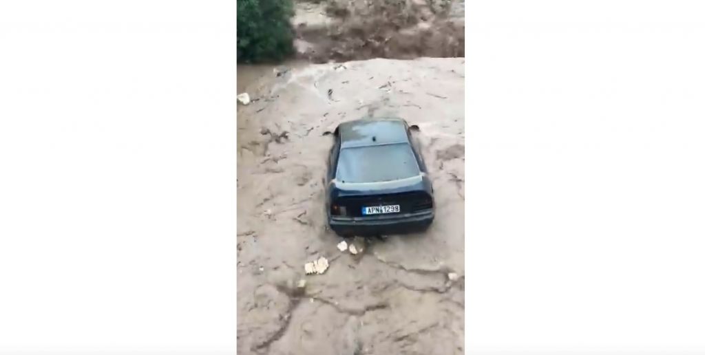 Άργος: Τα ορμητικά νερά του ποταμού παρασύρουν αυτοκίνητο