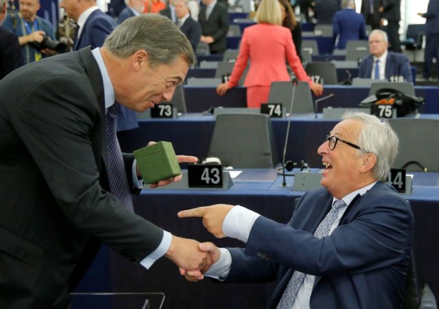 Το… βρετανικό δώρο του Φάρατζ στον Γιούνκερ