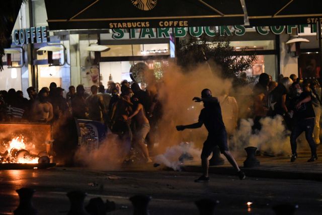 Εκρηκτική ατμόσφαιρα στη Θεσσαλονίκη: Καίγονται κάδοι και παγκάκια [Εικόνες]