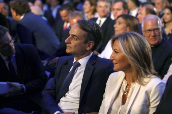 Η θερμή υποδοχή Μητσοτάκη στο «Βελλίδειο»