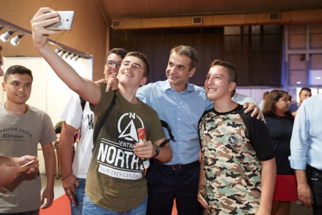 Μητσοτάκης: Βιντεοπαιχνίδια και selfies με νέους
