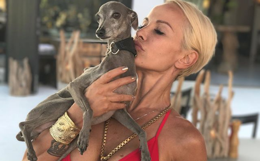 Νατάσα Καλογρίδη: Υποδέχτηκε τον διανομέα μόνο με την πετσέτα της [Βίντεο]