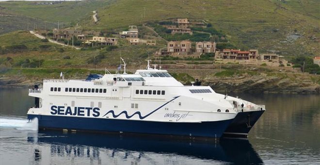 «Καθηλώθηκε» στη Σύρο το «Andros Jet» μετά από βλάβη στον καταπέλτη