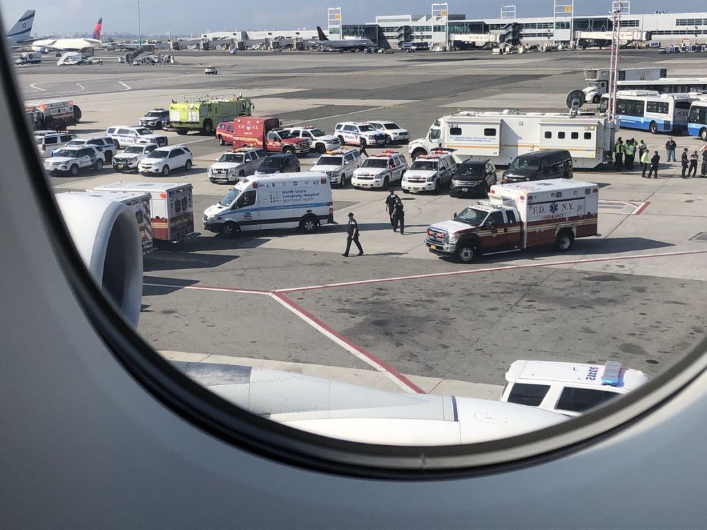 Ν.Υόρκη: Τα πρώτα πλάνα από το αεροσκάφος μετά την έκτακτη προσγείωση
