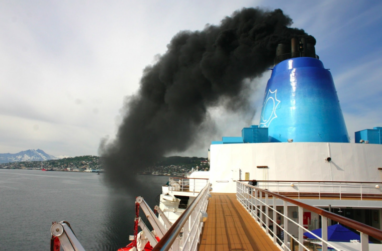 Σαντορίνη: Κίνδυνος για την υγεία των κατοίκων τα φουγάρα των πλοίων
