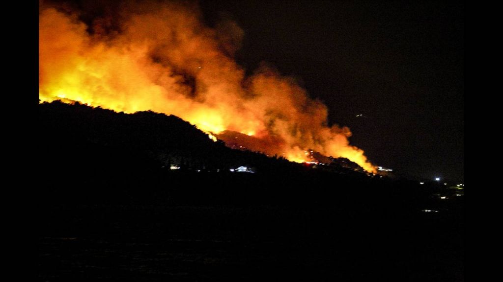 Μεγάλη φωτιά στη Σάμο – Ισχυρές δυνάμεις στο σημείο [Εικόνες]