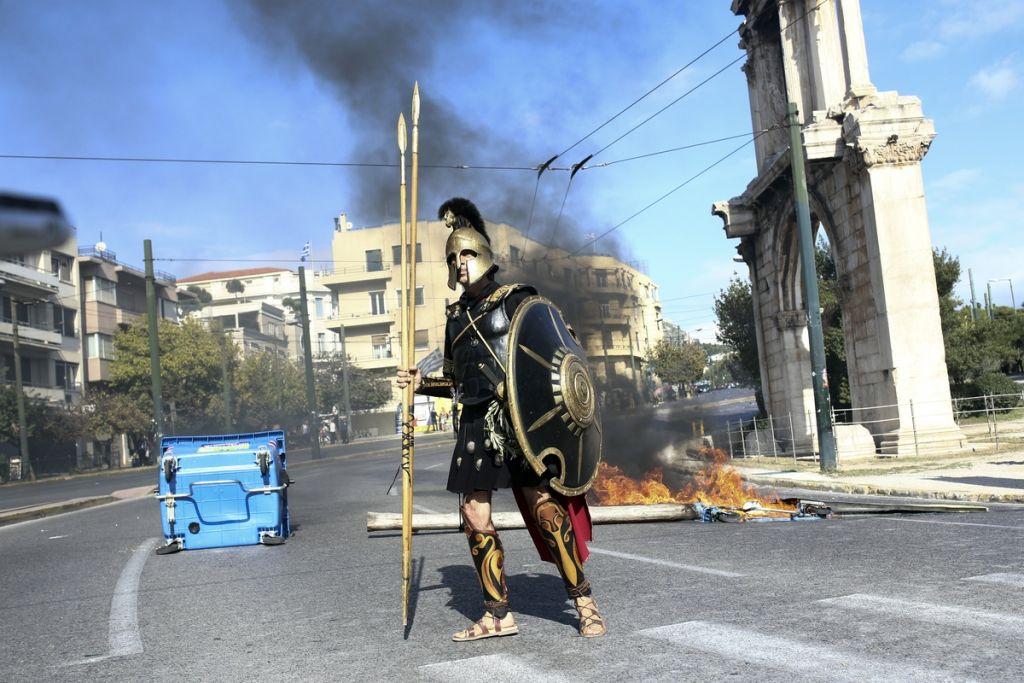 Επεισόδια στο Σύνταγμα μετά το μαθητικό συλλαλητήριο [Εικόνες]