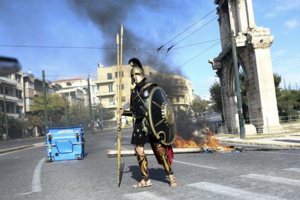 Επεισόδια στο Σύνταγμα μετά το μαθητικό συλλαλητήριο [Εικόνες]