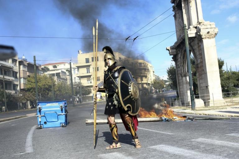 Επεισόδια στο Σύνταγμα μετά το μαθητικό συλλαλητήριο [Εικόνες]