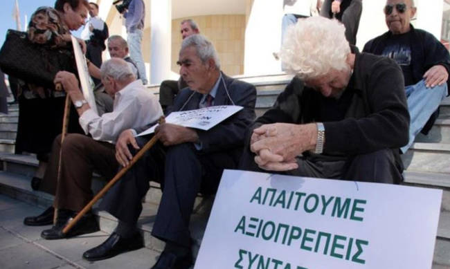 Μεταξύ συντάξεων και σκανδάλων