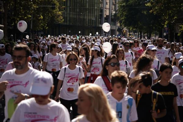 Χιλιάδες κόσμου στον αγώνα δρόμου κατά του καρκίνου του μαστού