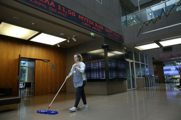 «Σκοτσέζικο ντους» στην ελληνική οικονομία και η κυβέρνηση σε ρόλο θεατή