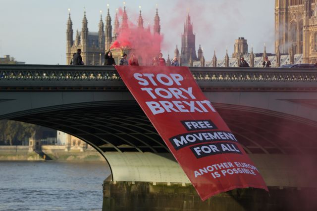 «Να μείνουμε μαζί» φώναξαν χιλιάδες Βρετανοί κατά του Brexit