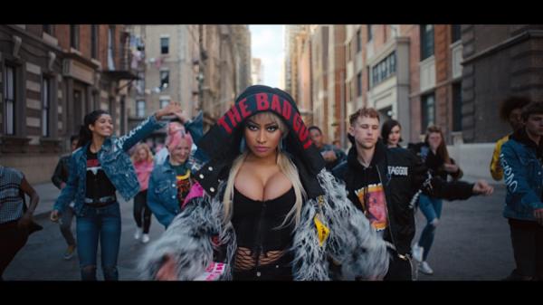 Η Νίκι Μινάζ απαντάει στους επικριτές της μέσα από μια νέα καμπάνια