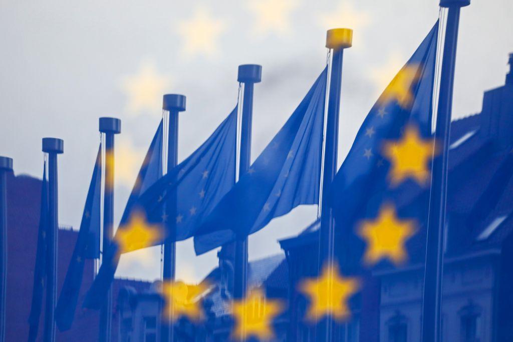 Πολιτικός σεισμός στην Ευρώπη αλλά η κυβέρνηση ασχολείται με τον Καμμένο