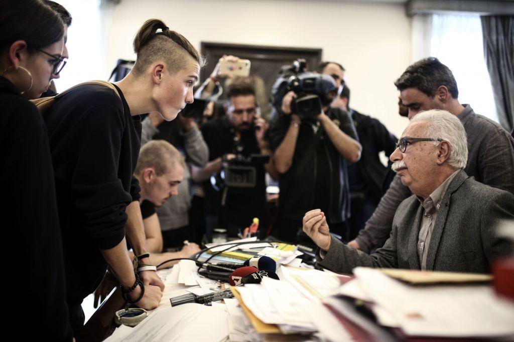 Τα social media σχολιάζουν το «χαρτομάνι» στο γραφείο του Γαβρόγλου