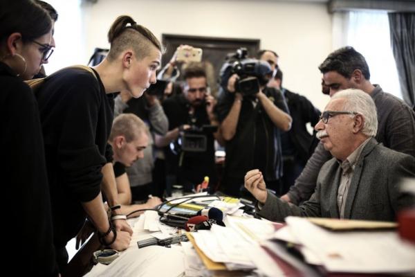 Τα social media σχολιάζουν το «χαρτομάνι» στο γραφείο του Γαβρόγλου