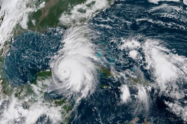 Δείτε ζωντανά το πέρασμα του τυφώνα Μάικλ από τη Φλόριντα
