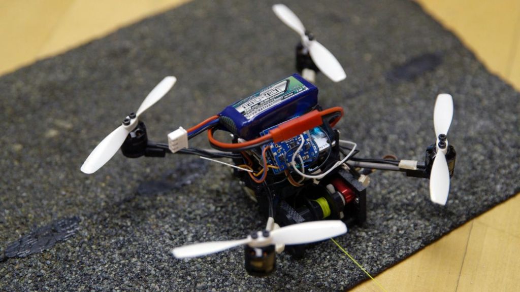 Μικρό ιπτάμενο ρομπότ ανοίγει χερούλια πόρτας για να περάσει