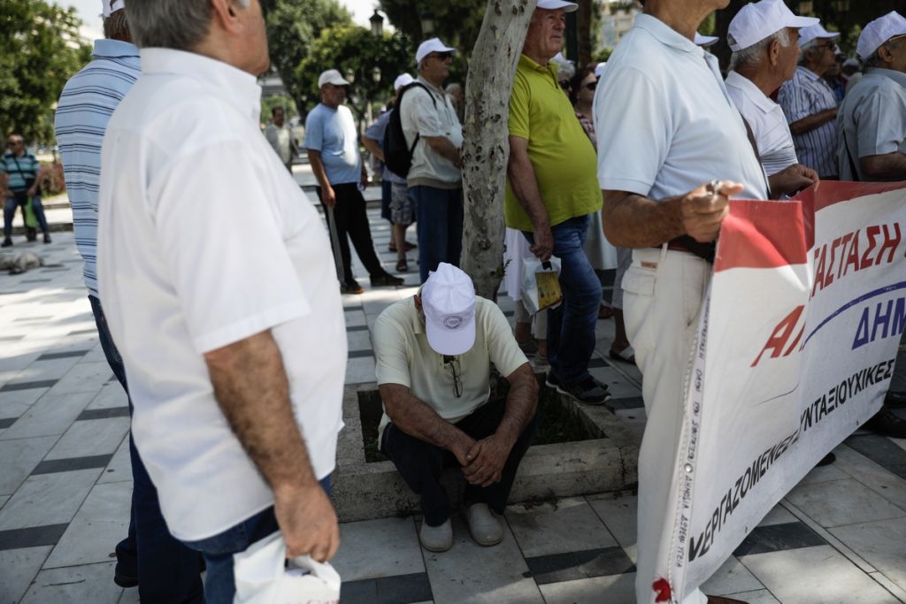 Δημοσιονομική «βόμβα» 8 δισ. από τις συντάξεις - Πώς ο ΣΥΡΙΖΑ εμπαίζει τους συνταξιούχους