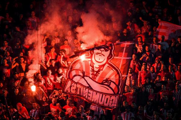 Συγκλονιστικός ο κόσμος του Ολυμπιακού, αποθέωσε την ομάδα παρά την ήττα