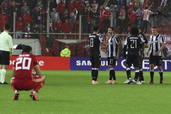 Έπεσε από την Ακρόπολη, βρήκε και πορτοφόλι…