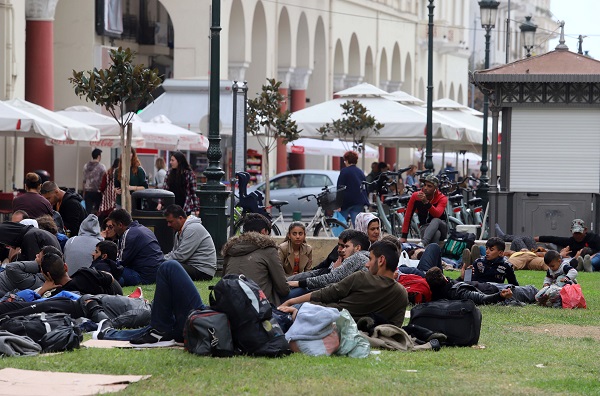 Απίστευτες εικόνες: Hot spot έγινε η πλατεία Αριστοτέλους