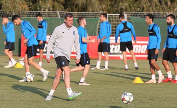 Η εντεκάδα της Εθνικής με Φινλανδία