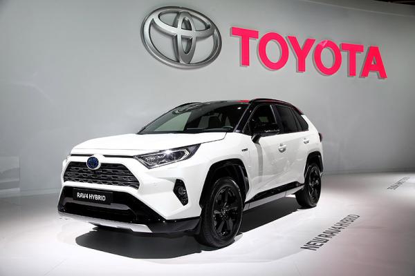 Η υβριδική επαναφορά του Toyota RAV4 από το Παρίσι