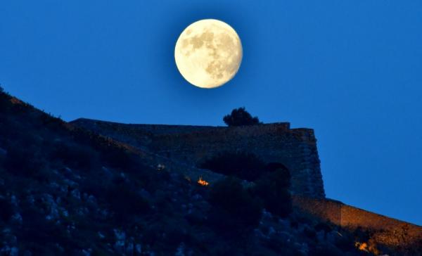 Πάνω από 100.000 άτομα είδαν την Αυγουστιάτικη Πανσέληνο σε αρχαιολογικούς χώρους