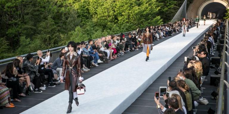 Οι πασαρέλες του οίκου Louis Vuitton γίνονται λεύκωμα