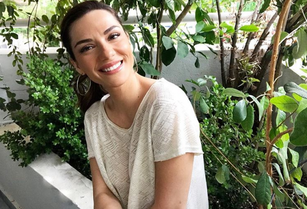 Η Αθηνά Οικονομάκου φωτογραφίζει τη Βάσω Λασκαράκη στην αγκαλιά του συντρόφου της