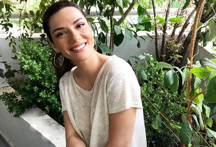 Η Αθηνά Οικονομάκου φωτογραφίζει τη Βάσω Λασκαράκη στην αγκαλιά του συντρόφου της