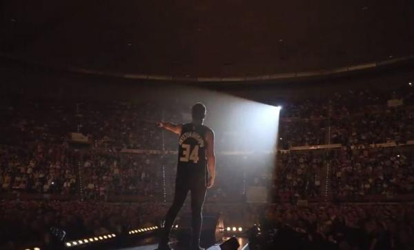 Ντάνι Μαρτίν: Συναυλία με φανέλα Αντετοκούνμπο