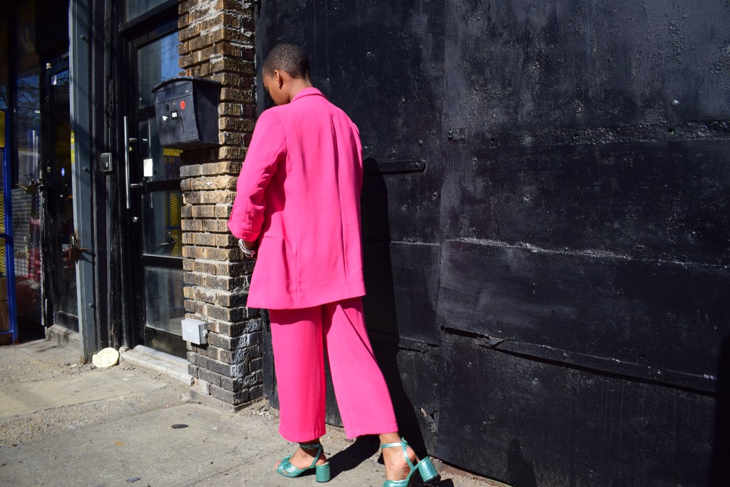 Το ροζ κοστούμι