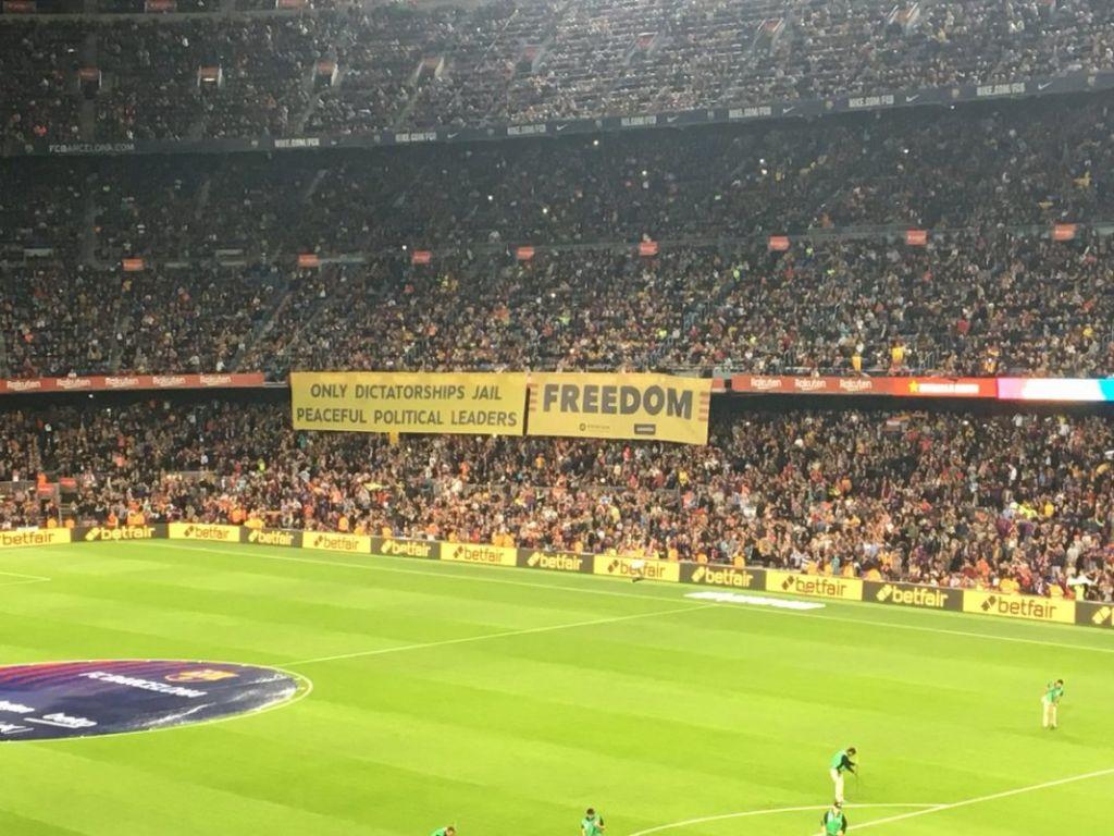 Οπαδοί Μπαρτσελόνα: «Μόνο στις δικτατορίες φυλακίζουν πολιτικούς ηγέτες»
