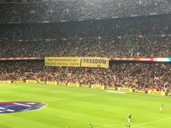 Οπαδοί Μπαρτσελόνα: «Μόνο στις δικτατορίες φυλακίζουν πολιτικούς ηγέτες»