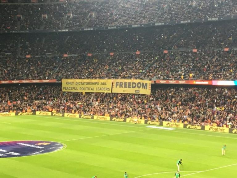 Οπαδοί Μπαρτσελόνα: «Μόνο στις δικτατορίες φυλακίζουν πολιτικούς ηγέτες»