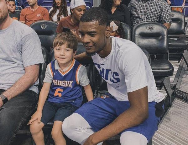 Ο μικρός Τέντι «έκανε πάρτι» με Φοίνιξ Σανς – Λέικερς