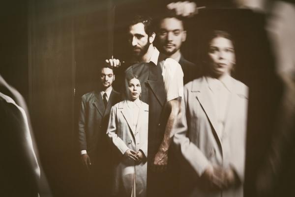 H Μπ. Αρβανίτη συναντά πρώτη φορά τον Δ. Καραντζά στον «Γυάλινο Κόσμο»