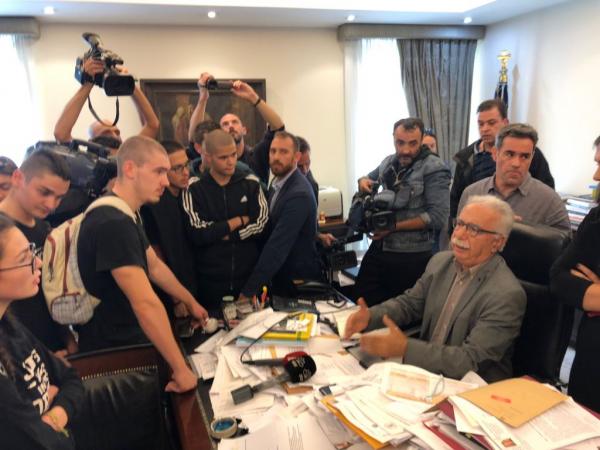 Εισβολή στο υπουργείο Παιδείας – Εσπασαν την πόρτα, μπήκαν στο γραφείο του Γαβρόγλου