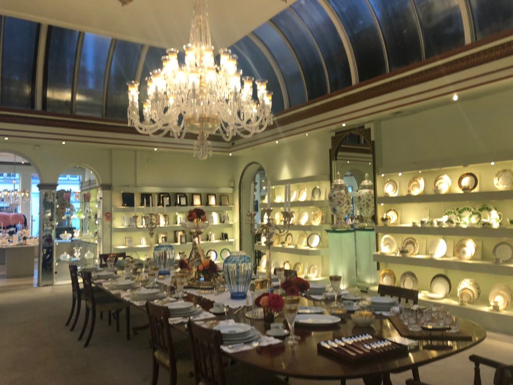 Μπήκαμε στο πιο ακριβό κατάστημα κρυστάλλων στον κόσμο…