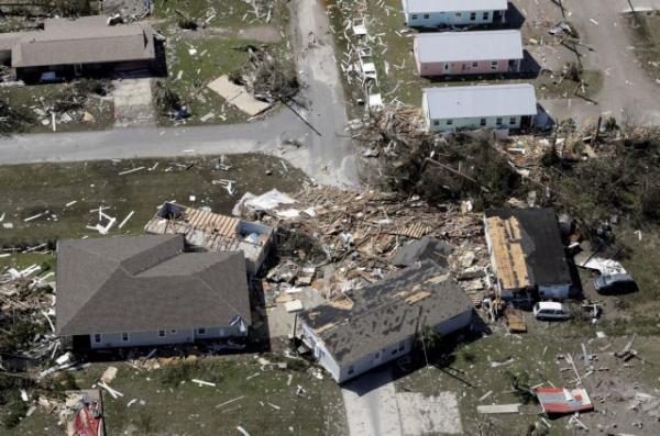 Στιγμιότυπα από τα ερείπια που άφησε πίσω του ο τυφώνας Μάικλ