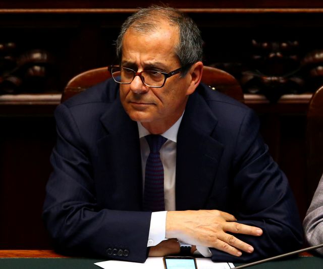 Il Sole-24 Ore: Πρώτη δοκιμή του Ιταλού υπουργού στο Eurogroup μετά τη «νύκτα του 2,4%»