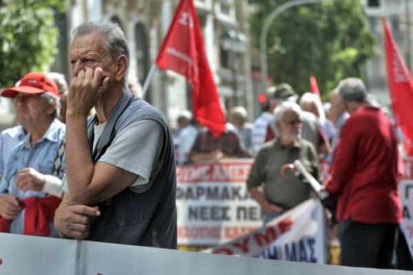Στο… ακουστικό περιμένουν οι συνταξιούχοι – Τι θα γίνει με τις συντάξεις