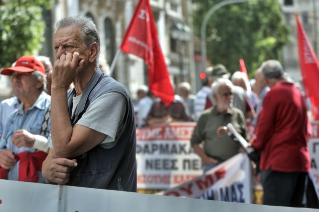 Στο… ακουστικό περιμένουν οι συνταξιούχοι – Τι θα γίνει με τις συντάξεις
