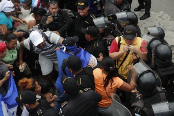 Σύγκρουση μεταναστών – αστυνομίας στα σύνορα του Μεξικού