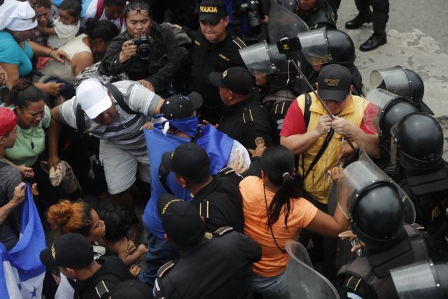 Σύγκρουση μεταναστών – αστυνομίας στα σύνορα του Μεξικού